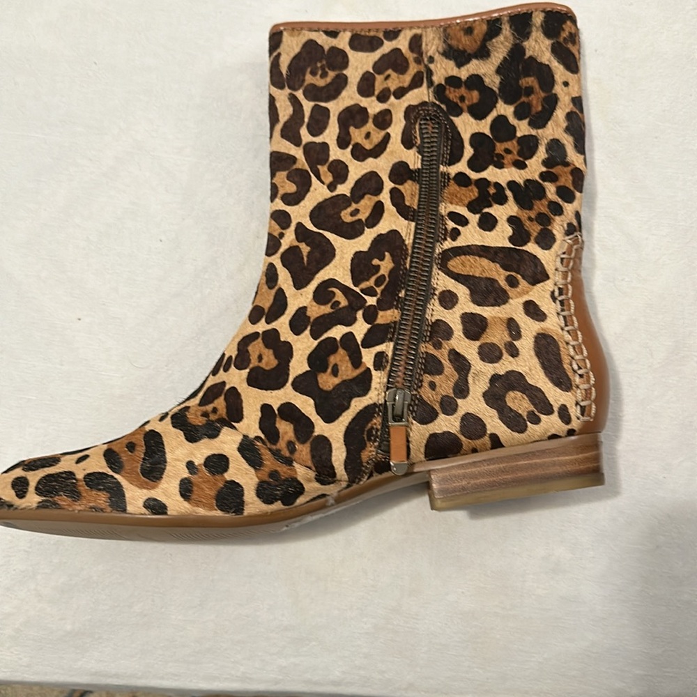 B Makowsky leopard print Chelsea boots